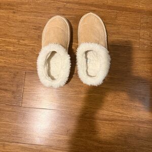 Cozy Tan Slippers with White Fur Lining